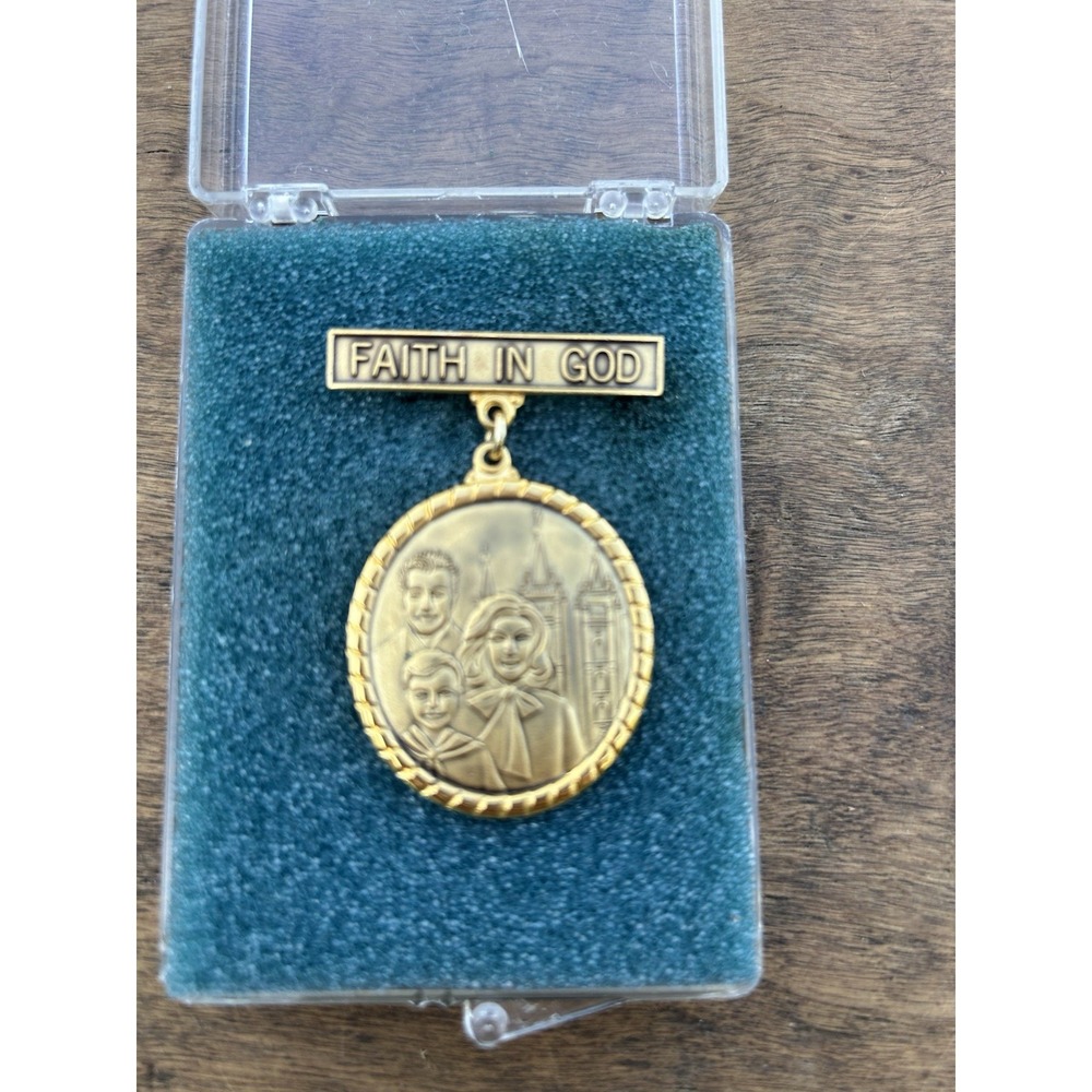 Vintage Faith in God Religious Medal Brooch Pin Gold Tone Family Original Case